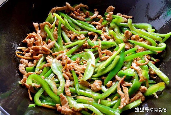 猪肉怎么炒不发柴?大厨教你3个窍门,炒出的肉
