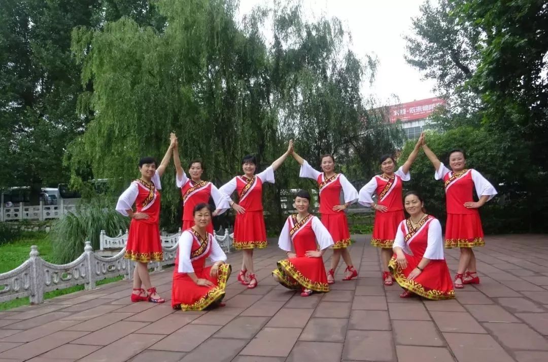 怎样学跳广场舞学的快 b28fd8513ee64a66887485b8ad1138e6.jpeg