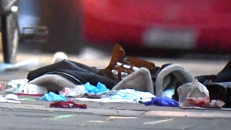 英国持刀恐袭案致2人伤，被击毙嫌疑人上月刚出狱