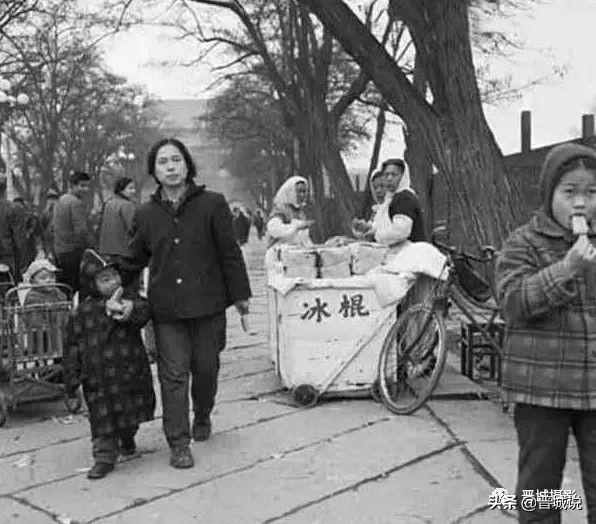 70年代的卖冰棍〔朱和平摄