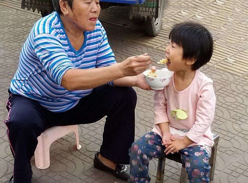 樱桃育儿经：奶奶带娃三年，孩子从未积食，过年少吃两种饭，养护脾胃少生病