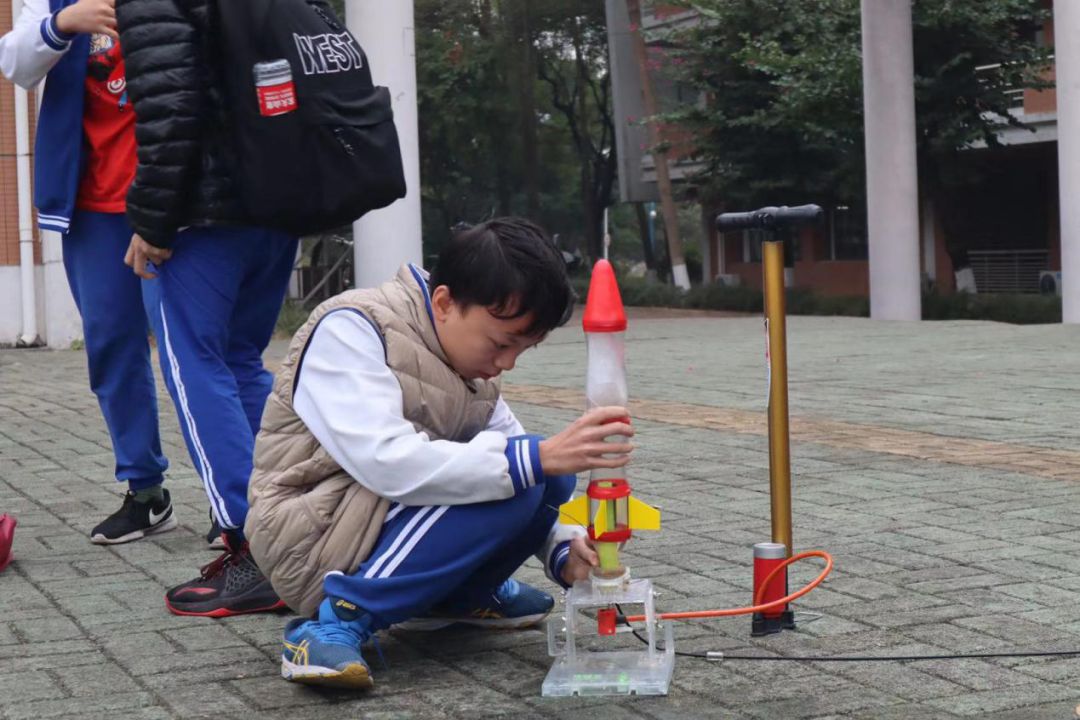 学生发射水火箭瞬间水火箭制作成功,在操场试射"水火箭的原理及制作"