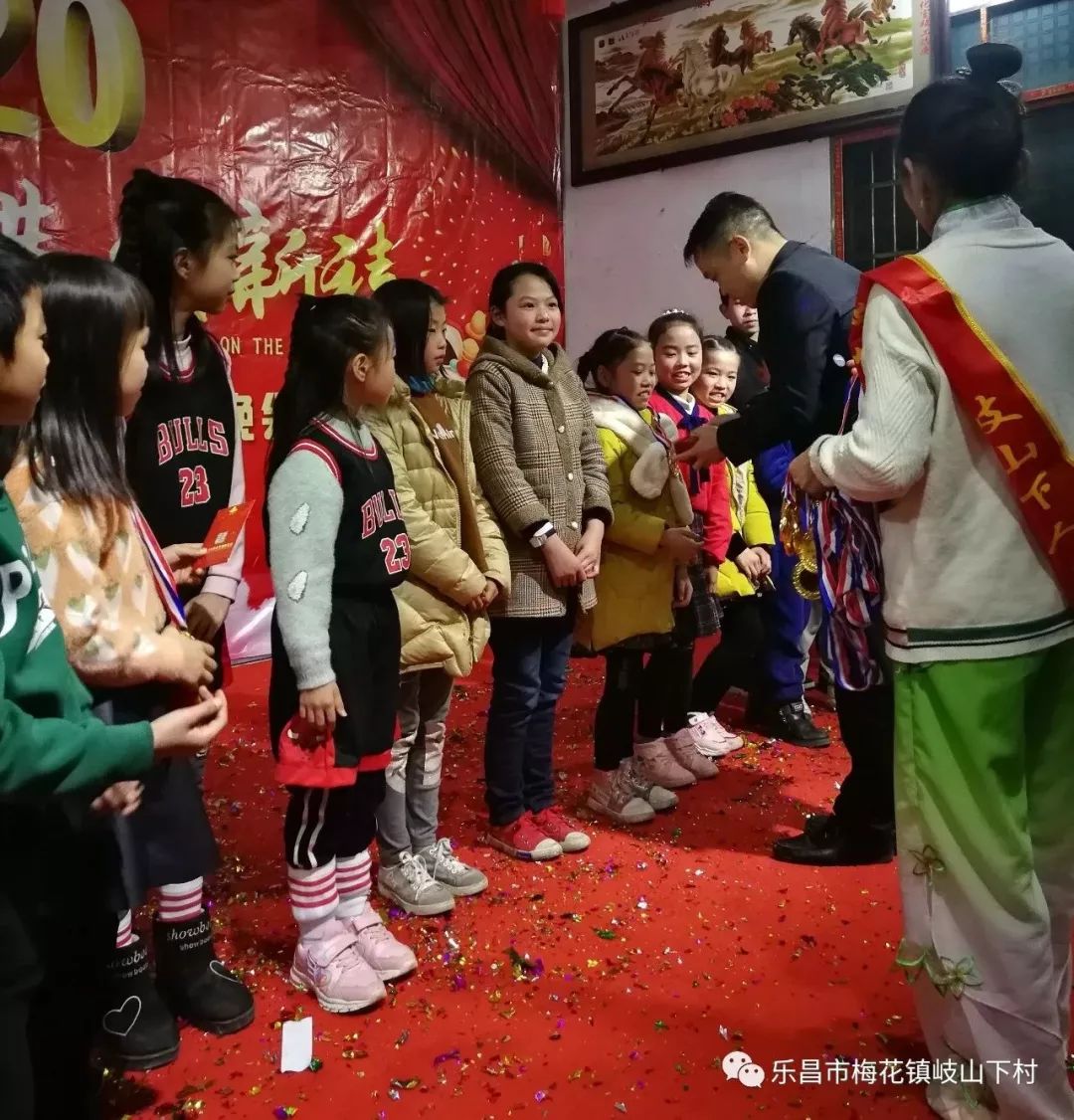 已经连续直播了三年了,同时感谢全村的热情参与,以及幕后工作人员的