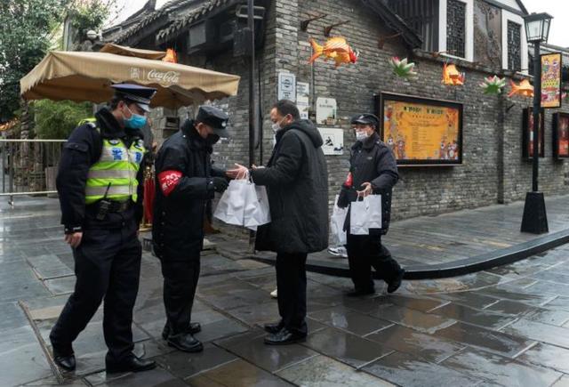 抗击疫情，摄影人在行动，镜头下的感人瞬间