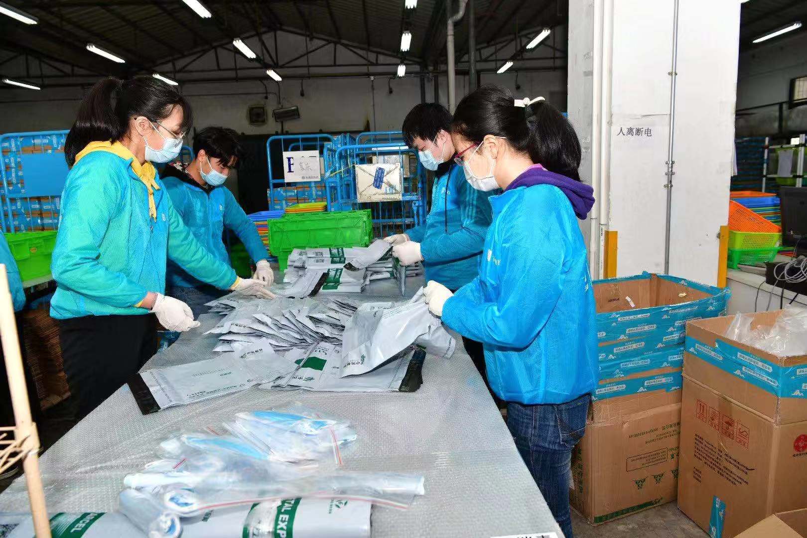 每人口罩需求_戴口罩的卡通图片(3)