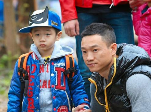 杨阳洋带双胞胎妹妹做热身运动,杨威帮忙拍视