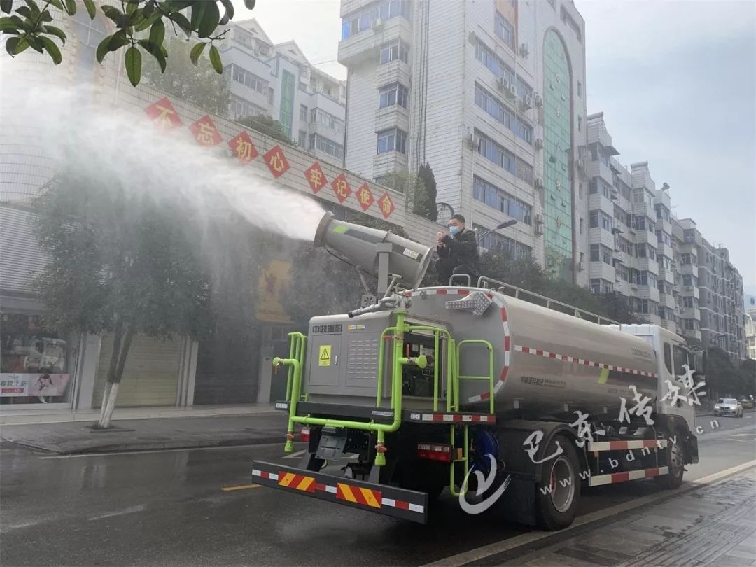 环卫工,洒水车出动!直击巴东街头的大型"杀毒"现场