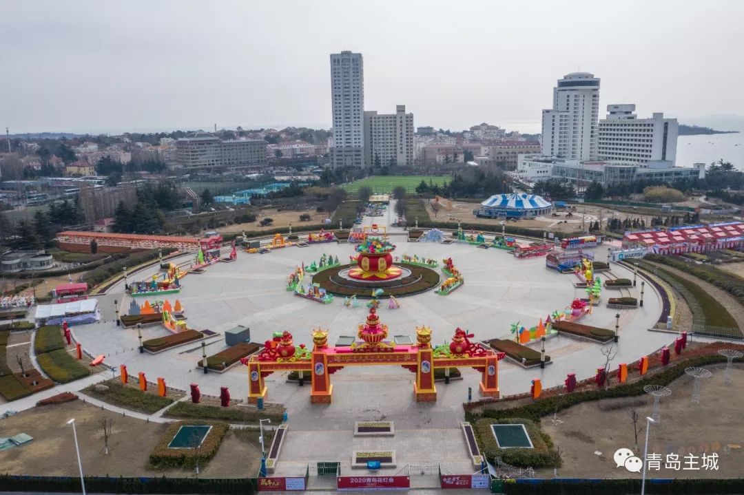 空无一人的汇泉广场摆满了火红的灯饰,静候这座城市凯旋的声音.