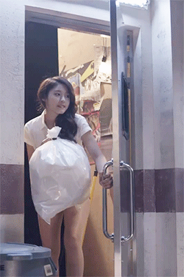 搞笑GIF趣图：邻居家媳妇怎么天天都往我家门口扔垃圾啊_女友