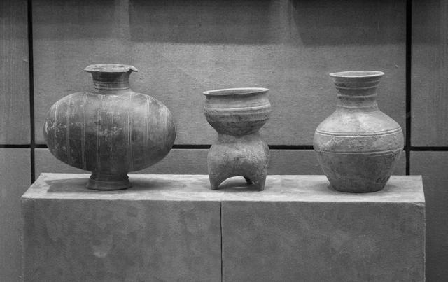 关山东麓小城5000年制陶史，多次被外族劫掠，博物馆盆盆罐罐说事