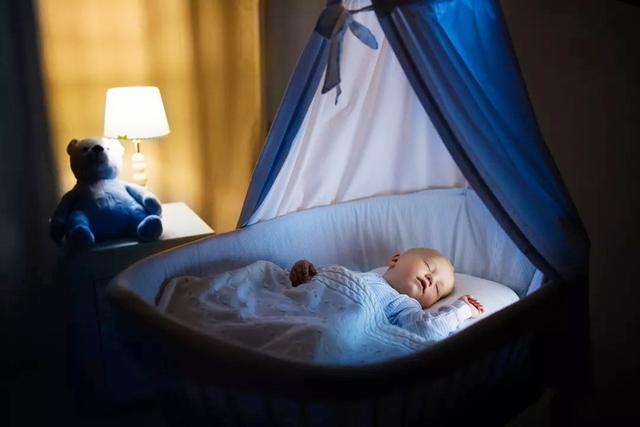 宝宝睡得多能长个已辟谣，专家表示，孩子睡眠要有“黄金90分钟”