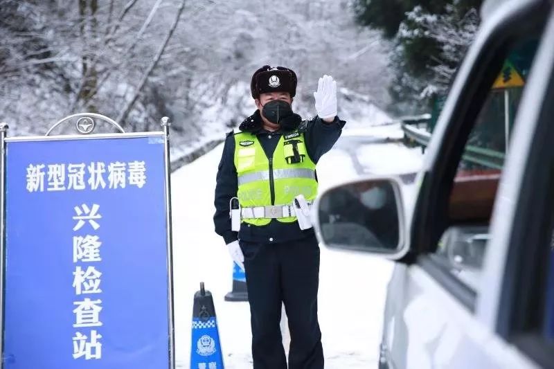 疫情当前警察不退战疫真英雄上阵父子兵