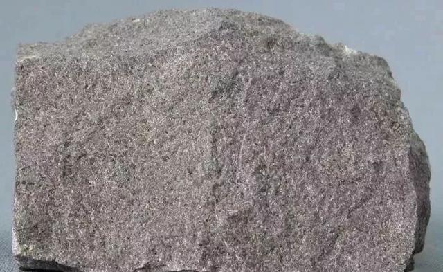 大多呈紫红灰色或粉红灰色,角闪紫苏辉石安山岩03斑晶由中长石和角