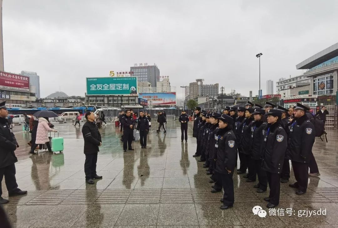 贵州警察学院副院长邝建国慰问贵阳站春运安保实习学警