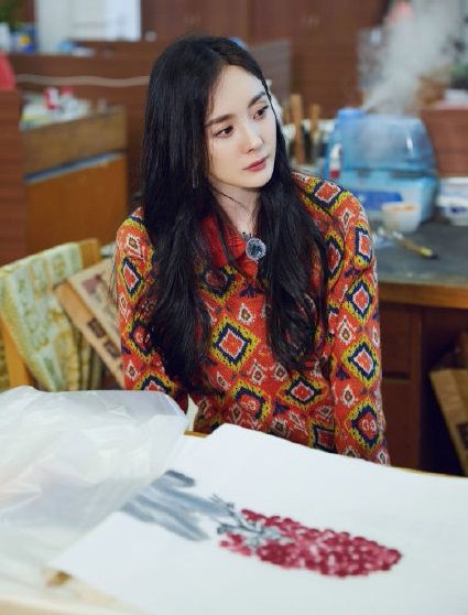 杨幂展示手写字为武汉加油，致敬广大一线工作