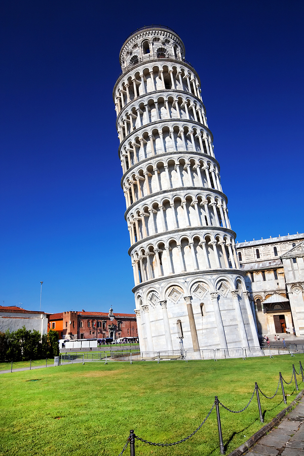 比萨斜塔位于意大利托斯卡纳省比萨城北面的奇迹广场上,它由著名建筑