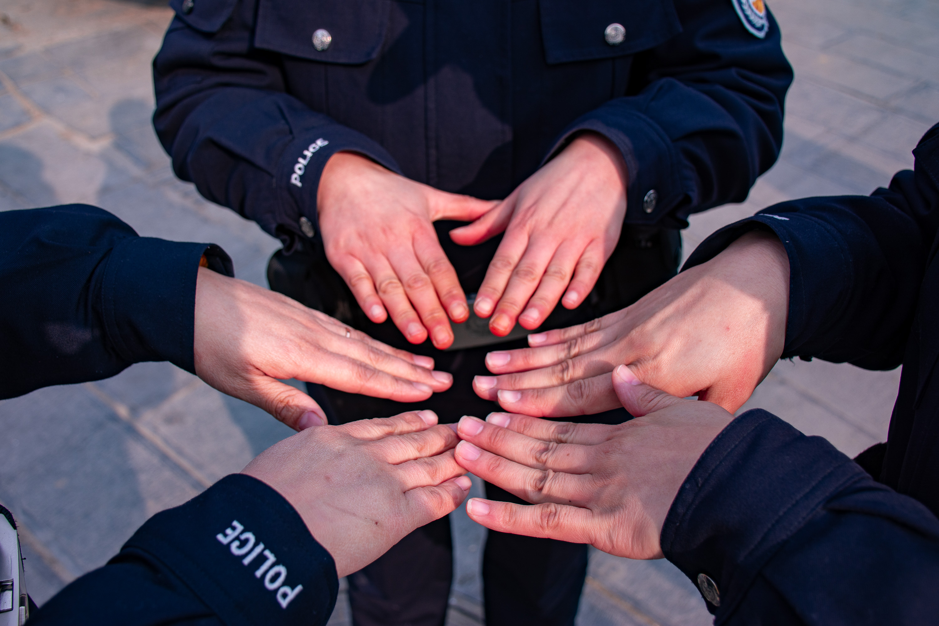 原创豫北名镇警民联防,三警花巡逻玉手冻通红,双胞胎女婴古街晒太阳