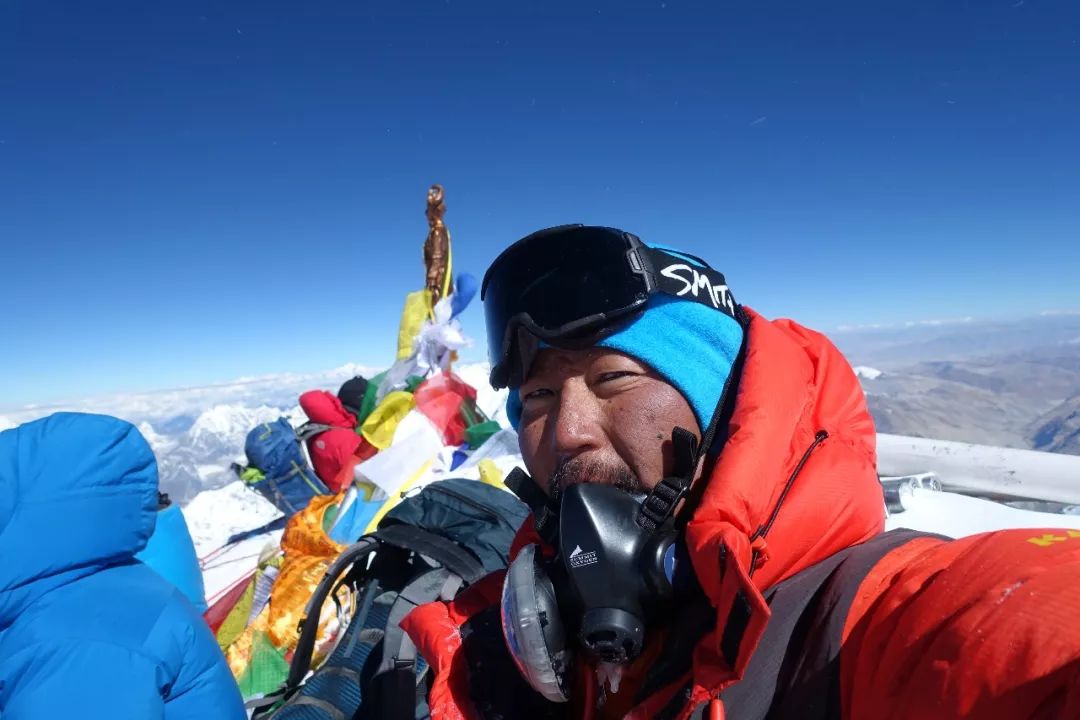 而16年后的今天,还有人会问他:王石当年登珠峰的时候是不是被人抬上去