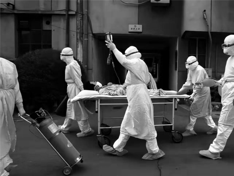 实拍2003年“非典”:患者临死前无法见到亲人，图9处理患者遗体