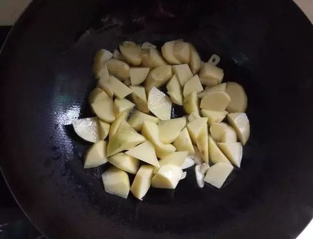 怎么做酱油炒土豆 63c0cc8bbb52469188cefdb1383f728b.jpeg