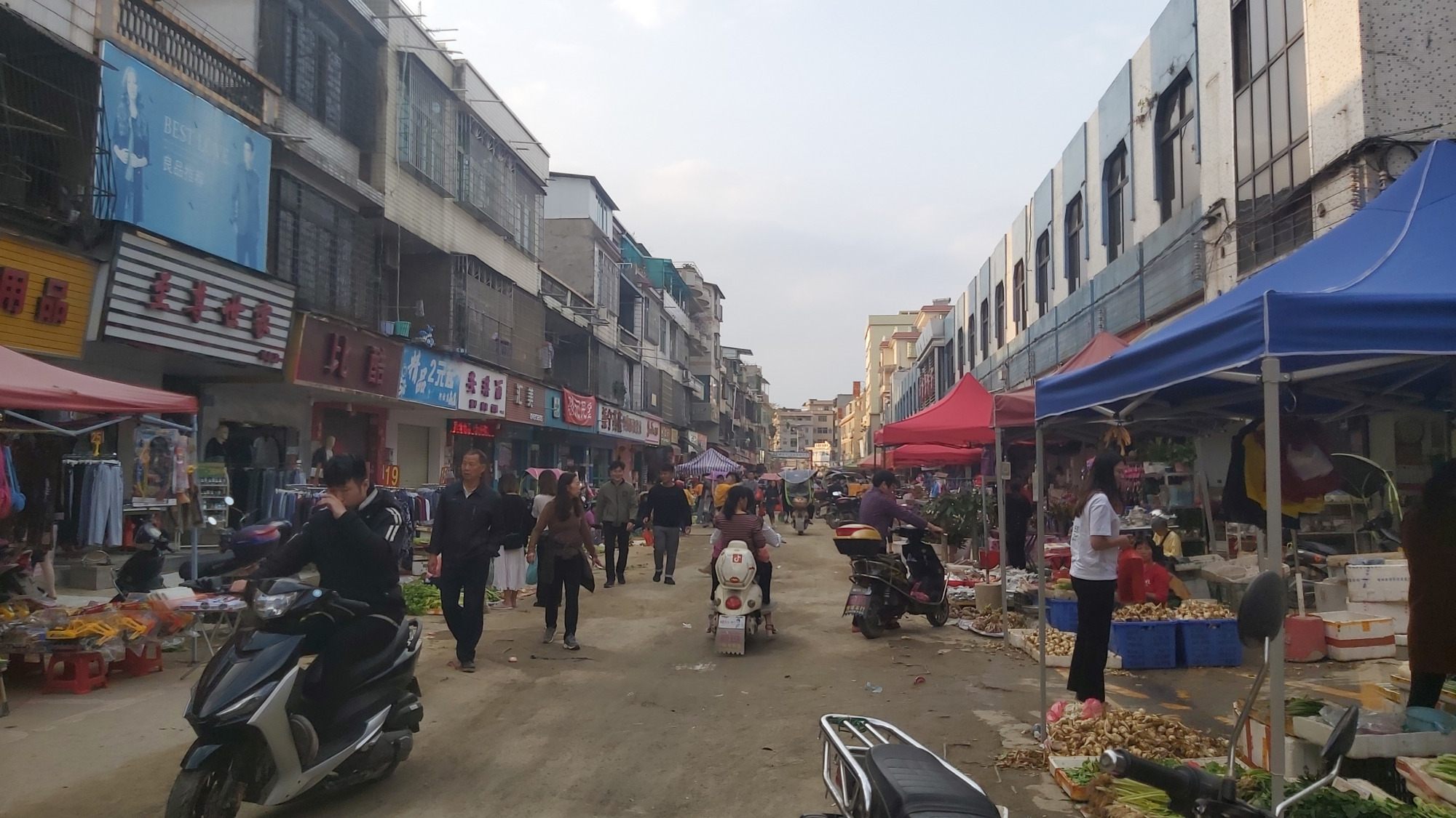 广州增城中新镇的集市人山人海,很繁荣的景象