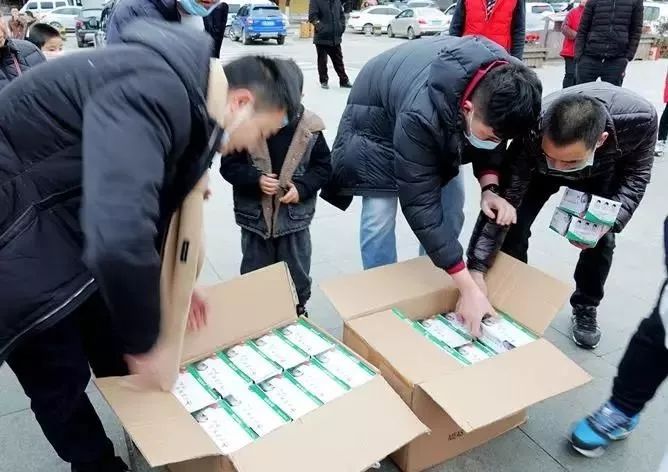 疫情防控美丽面孔丨吴顺涛连夜往返十多个小时为家乡捐赠13万个口罩