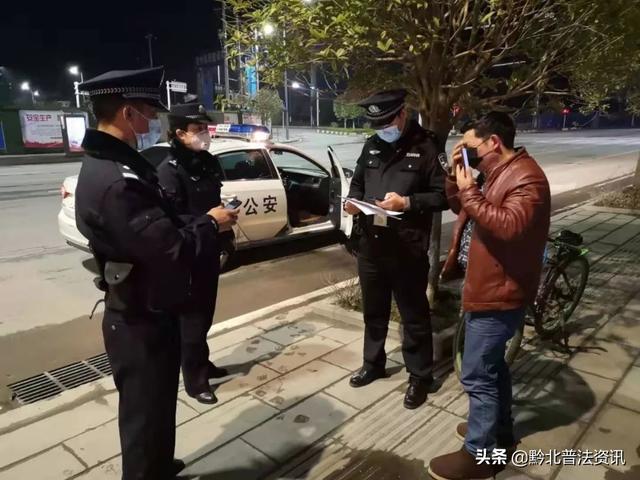 民警加强路面行人盘查