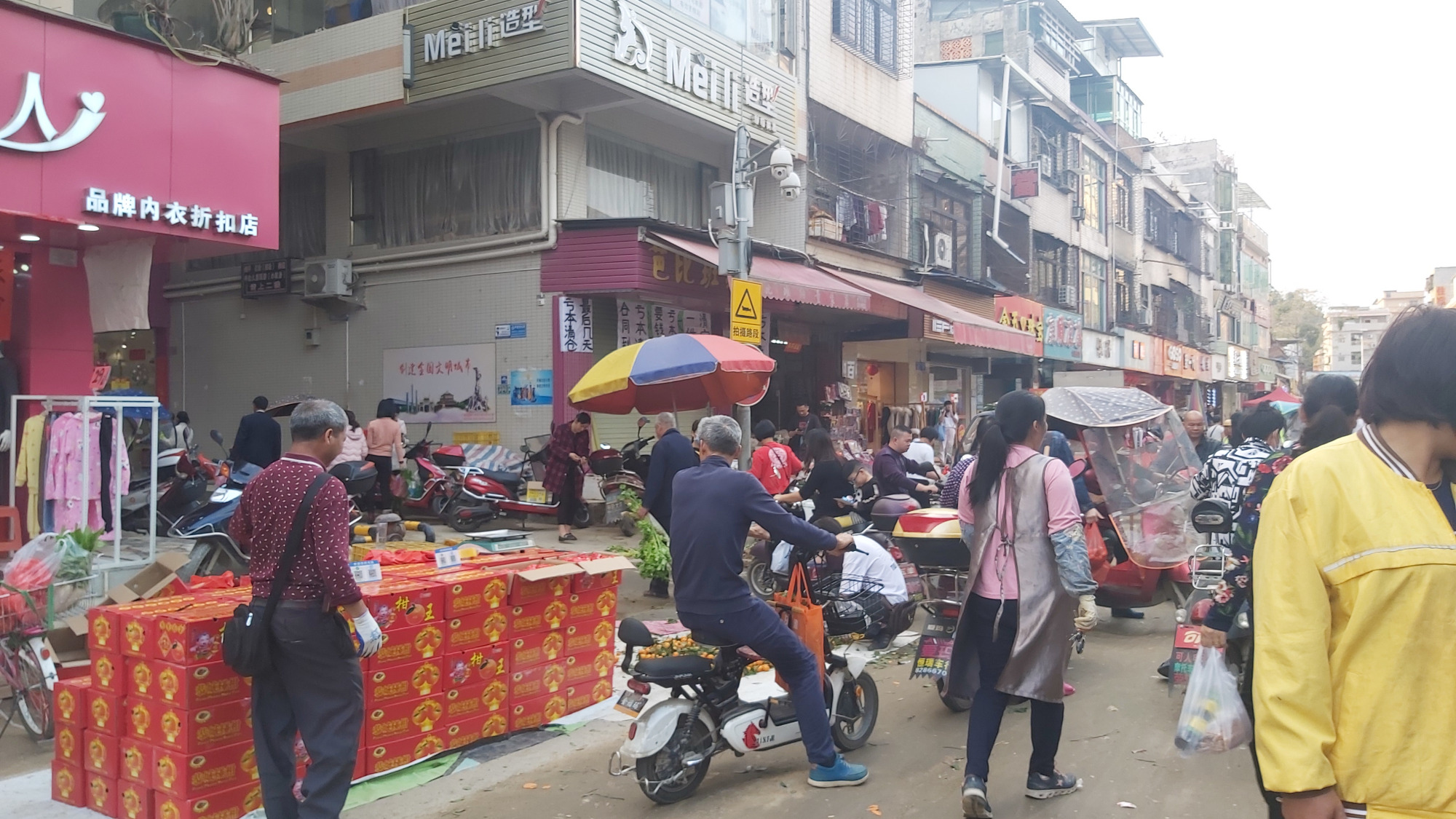 广州增城中新镇的集市人山人海,很繁荣的景象_街道