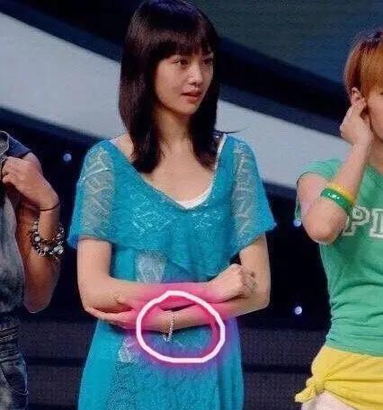 郑爽回归微博,前男友张翰发同款微博疑似复合