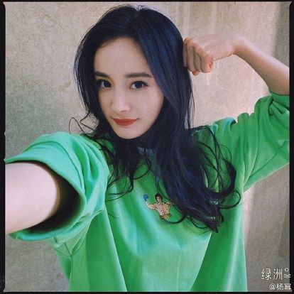 杨幂展示手写字为武汉加油，致敬广大一线工作