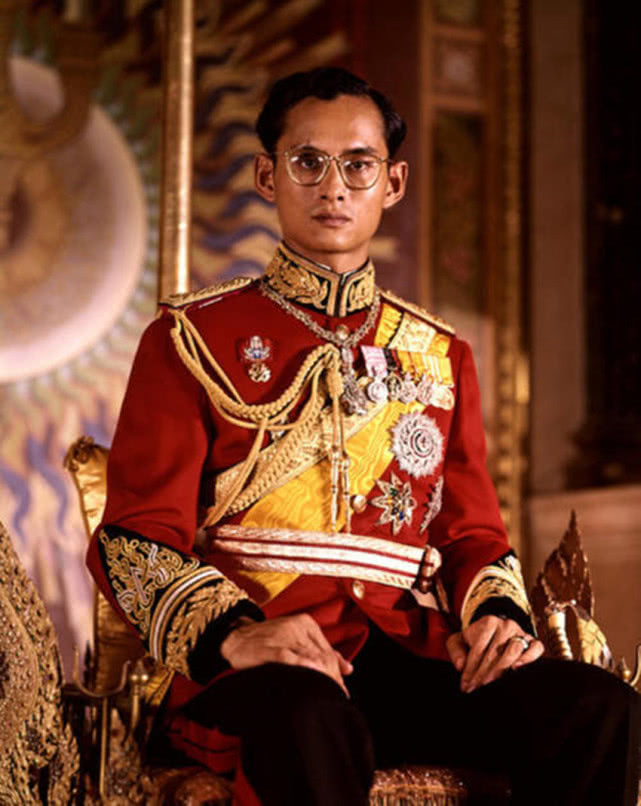 泰国拉玛九世普密蓬国王,是一位仁慈的君主.