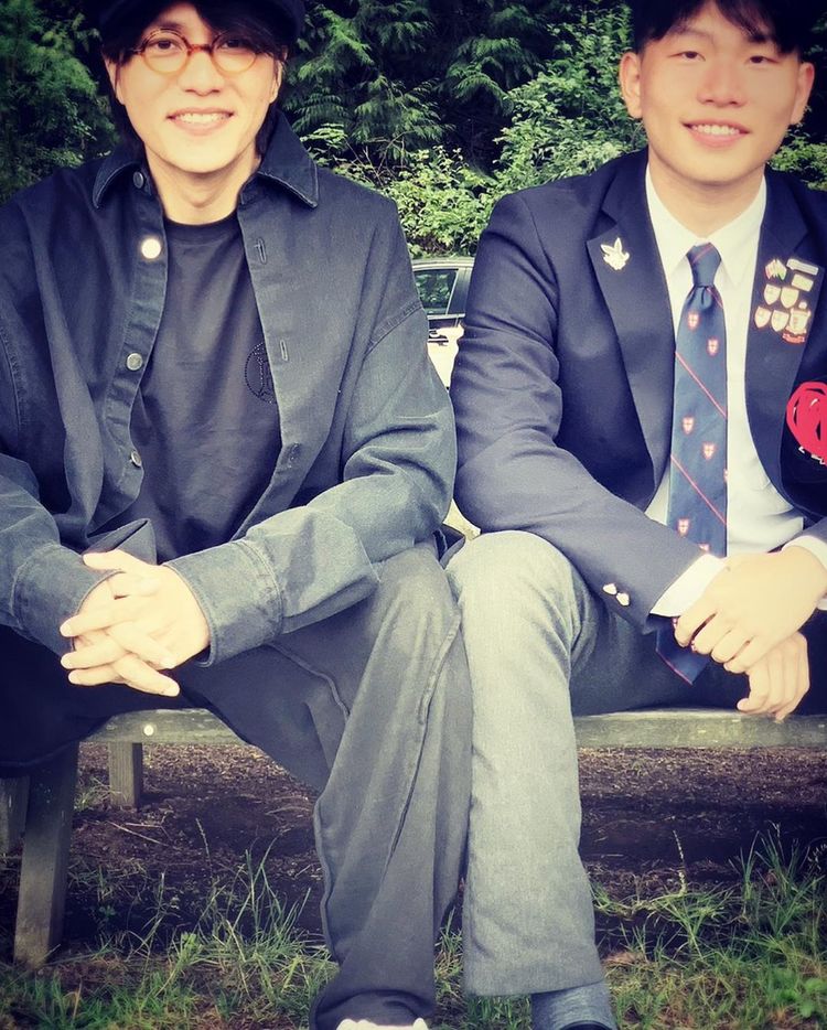 陈坤获18岁儿子庆生，优优童年照曝光，父子俩水
