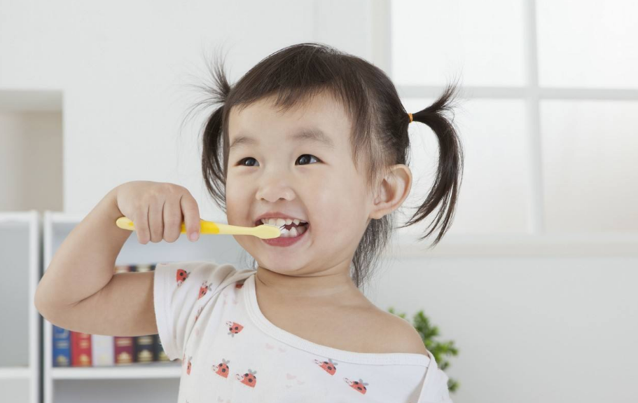 孩子换牙期坏习惯，导致牙齿长歪，家长应该做好监督