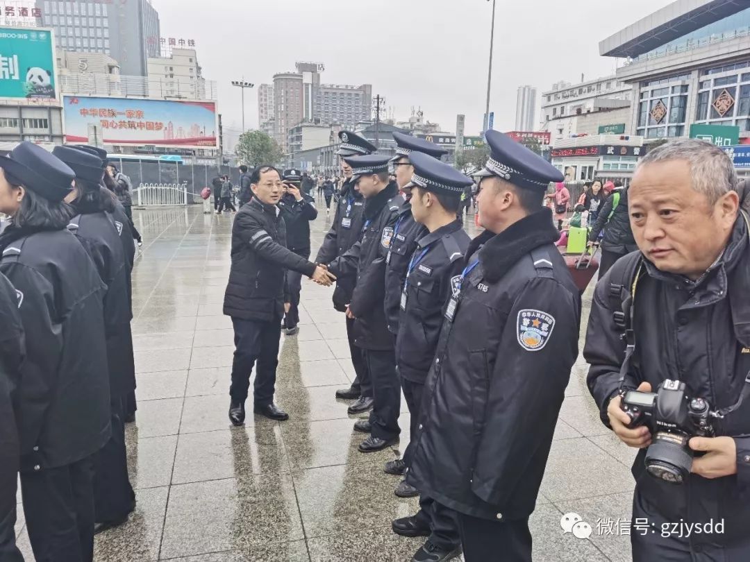 贵州警察学院副院长邝建国慰问贵阳站春运安保实习学警