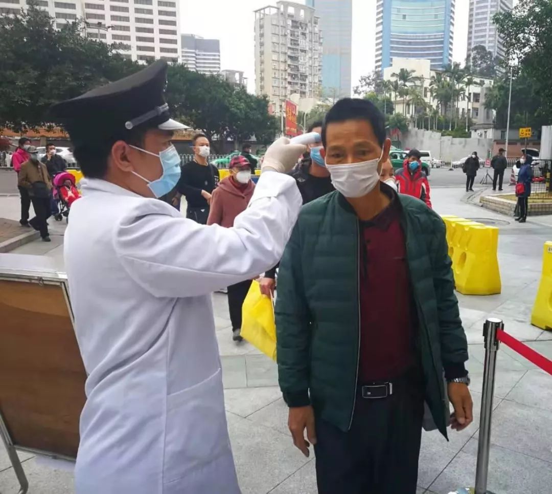 所有进入医院的人员均需测体温,戴口罩 图/陈辉