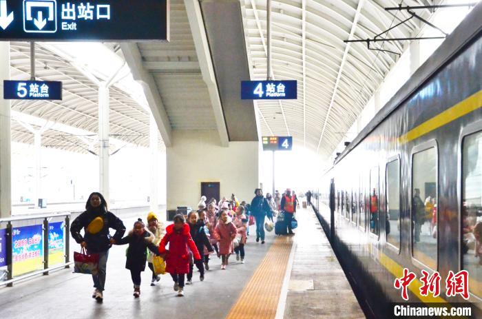 青藏集团公司停运14对列车