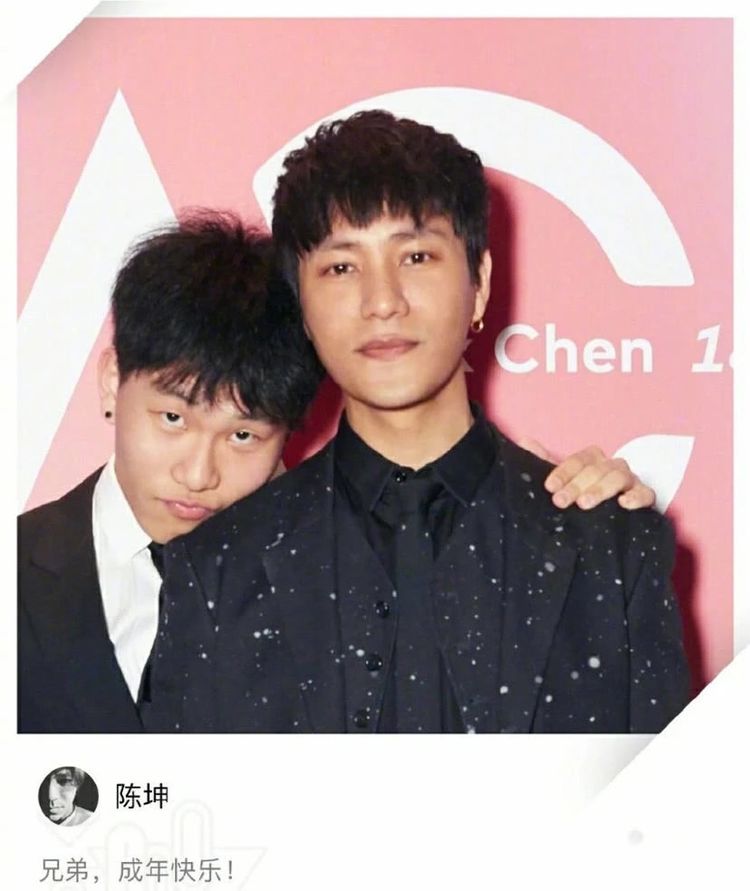 陈坤获18岁儿子庆生，优优童年照曝光，父子俩水