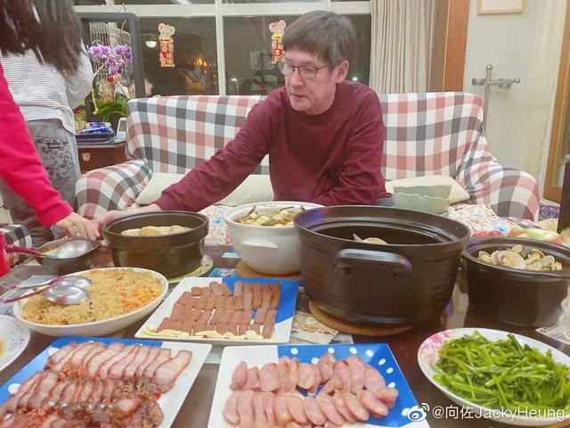 向佐郭碧婷戴口罩同游日本,贴头恩爱不减,感叹