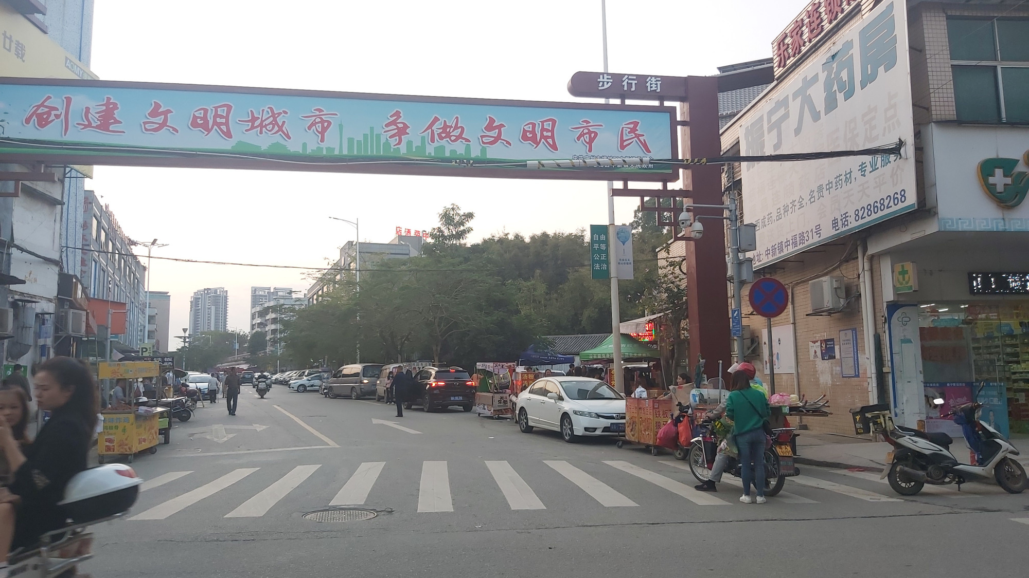广州增城中新镇的集市人山人海很繁荣的景象