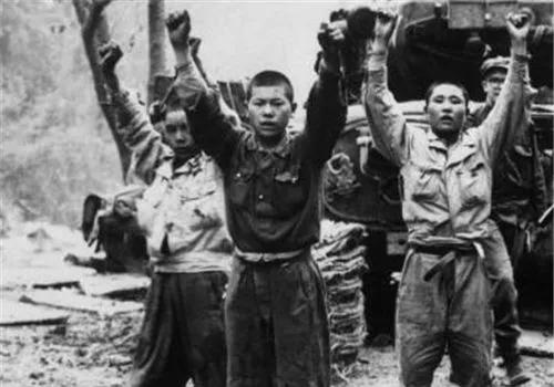士兵|日本战俘被集体枪决，为何跪着都不敢反抗，网友：日本人并非害怕