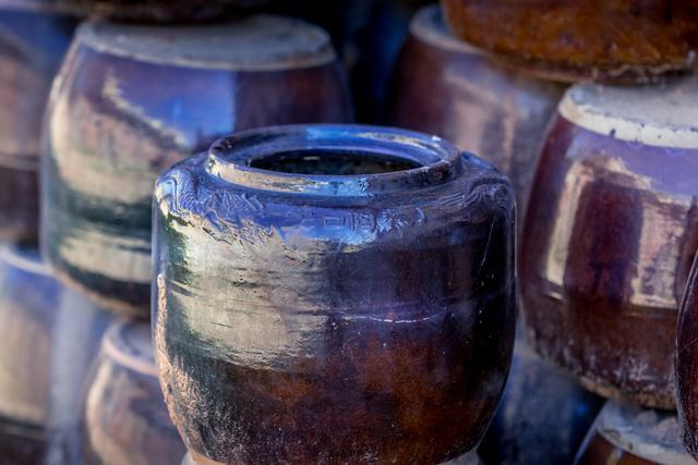 关山东麓小城5000年制陶史，多次被外族劫掠，博物馆盆盆罐罐说事
