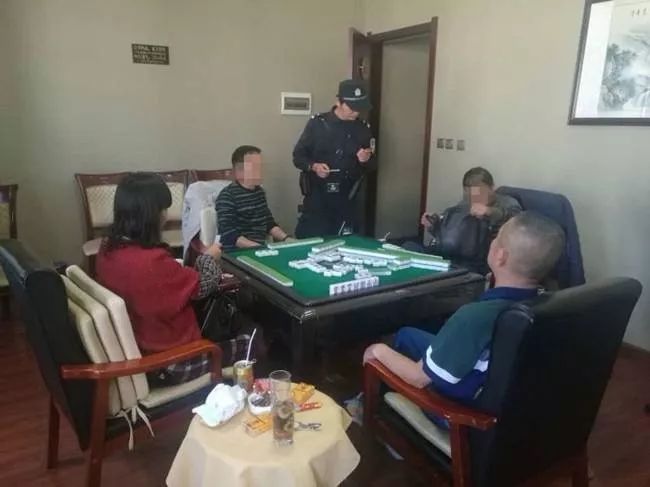 又一家棋牌室!八个人打麻将,还有个看恰头的!当场被查