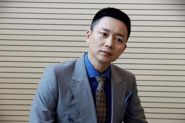 他跟张嘉译是同学，因得罪人被雪藏多年，如今