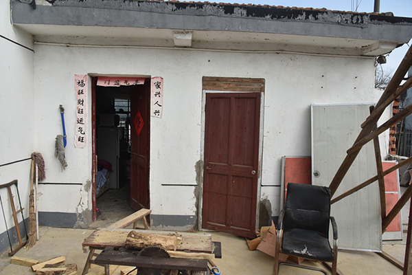 7年前口罩厂倒闭他存了一堆货，如今过期了还卖