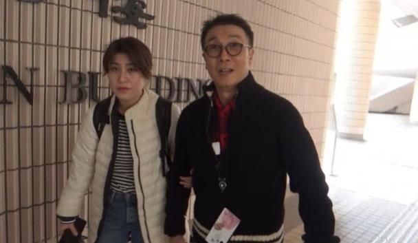 戏骨老了！70岁刘松仁疑似中风行动不便，72岁郑