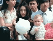 搞笑GIF趣图:美女，不要这么小气嘛，就不能给小朋友吃一口吗？_中国