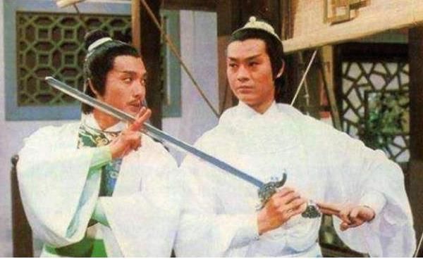 戏骨老了！70岁刘松仁疑似中风行动不便，72岁郑