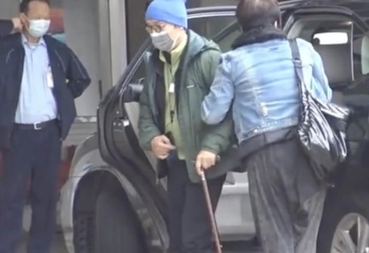 戏骨老了！70岁刘松仁疑似中风行动不便，72岁郑