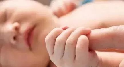 #快乐母乳喂养#宝宝的这十种反射行为，你都了解吗？