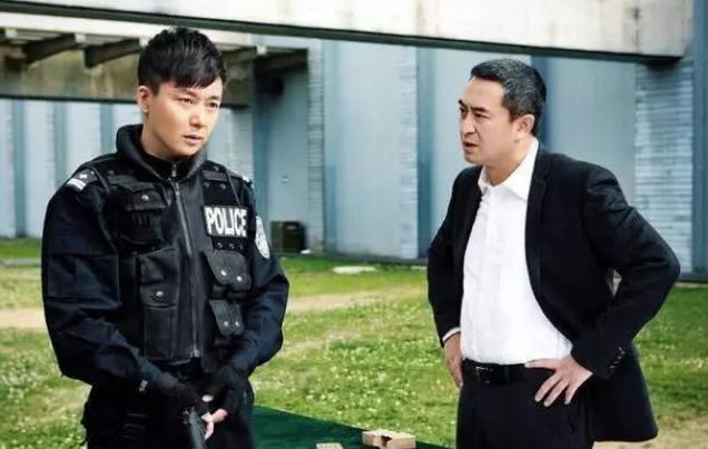 他跟张嘉译是同学，因得罪人被雪藏多年，如今